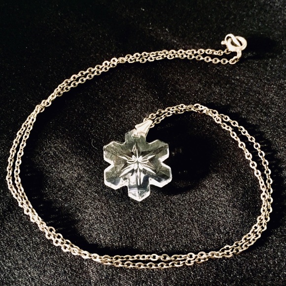 Crystal snowflake necklace on gold-plated chain - Picture 2 of 2